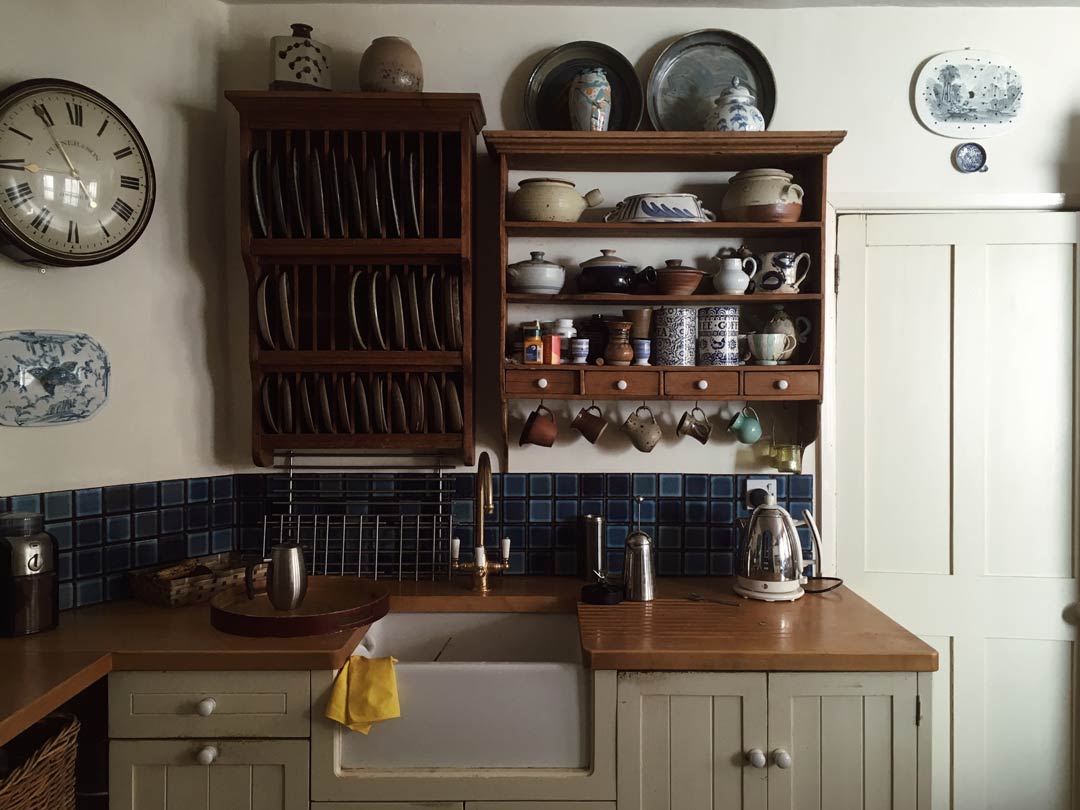 A beautifully decorated vintage kitchen - How to write vacation rental description - Zeevou