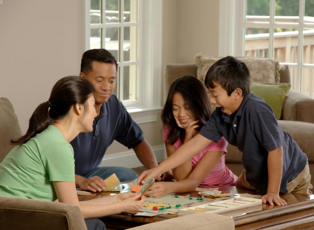 Kids' board games for vacation rentals - Zeevou