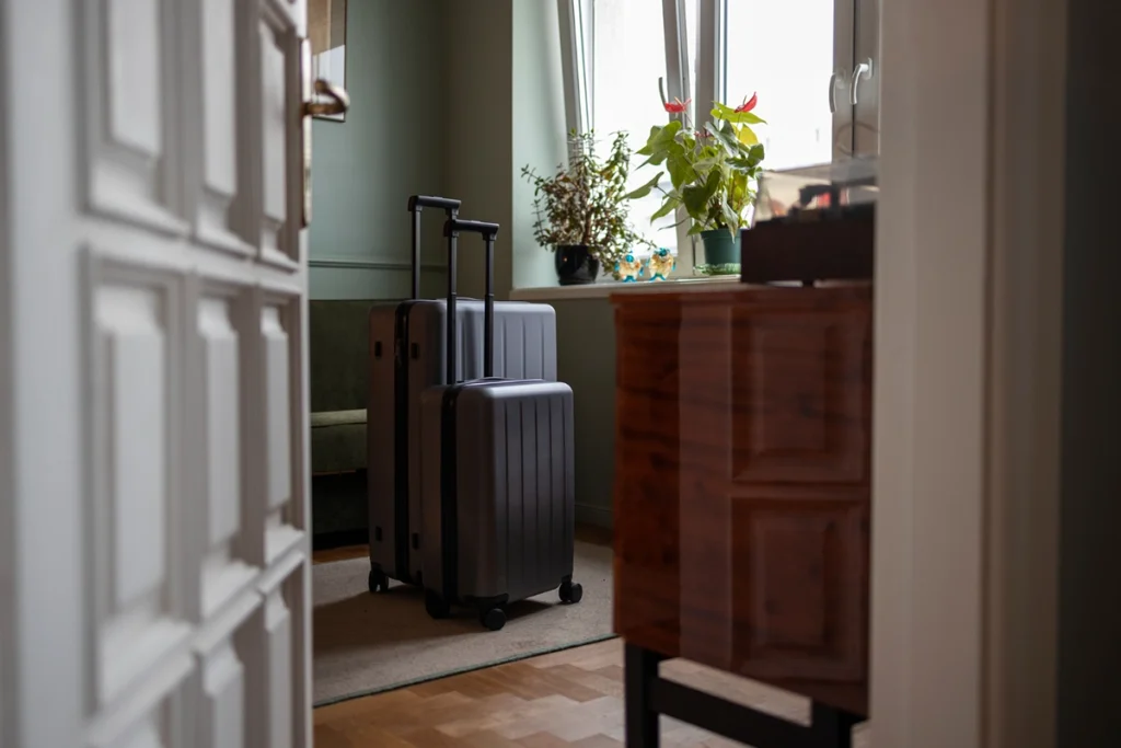 Comparison of Airbnb, Booking.com and Expedia payment and deposit models for hosts - Zeevou